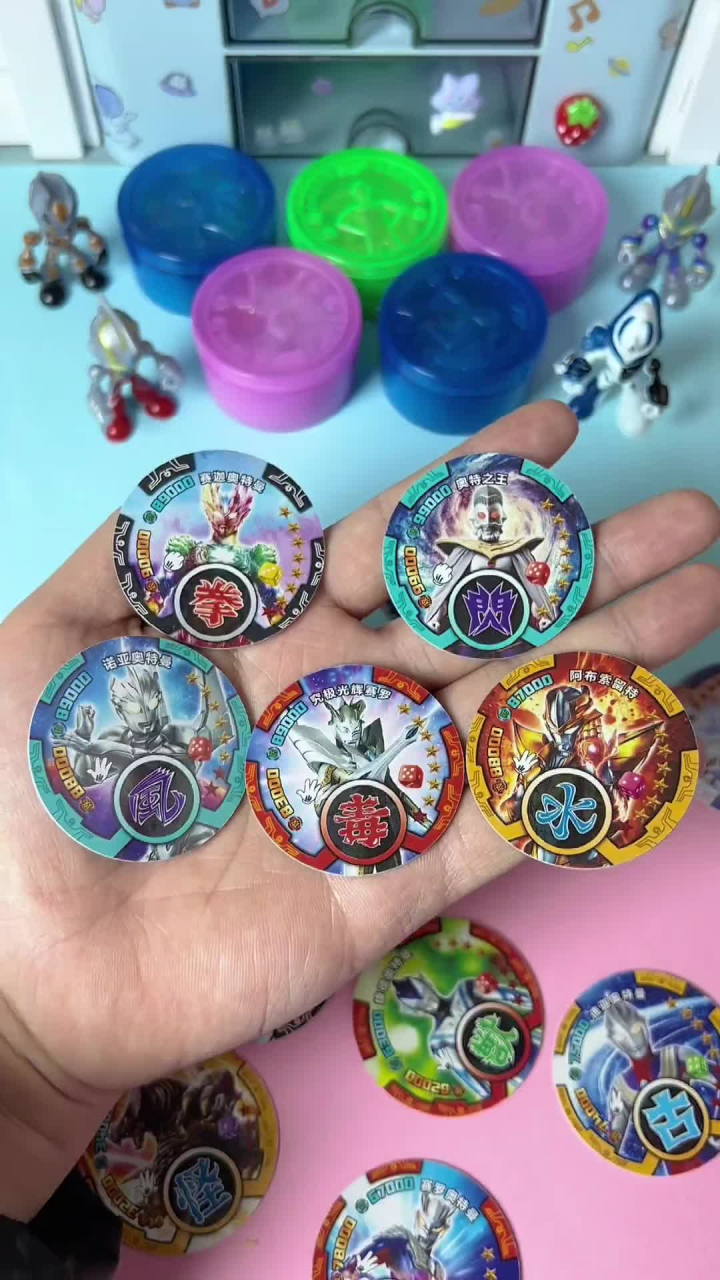 奥特曼圆形卡片来啦,都是稀有好卡,你觉得哪个奥特曼最厉害呢?