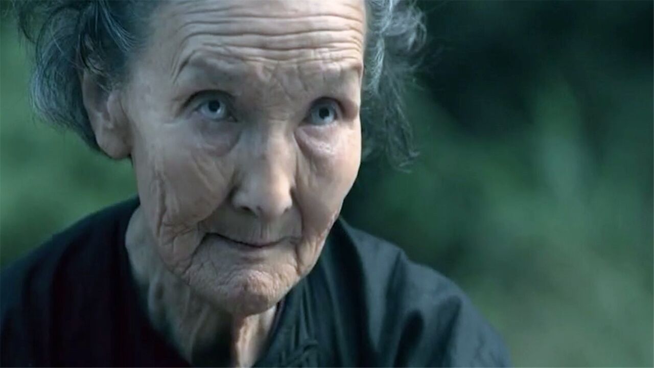 神婆正超度亡魂,女孩却不小心将蜡烛踢灭,不料引来连环凶杀案