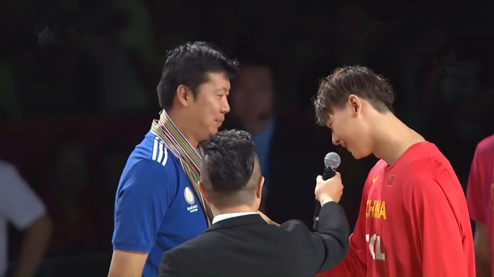 王治郅教王哲林篮下技术:最多转2圈,转3圈你就违例了