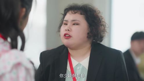 什么情况，我上司长得跟我闺蜜一模一样？