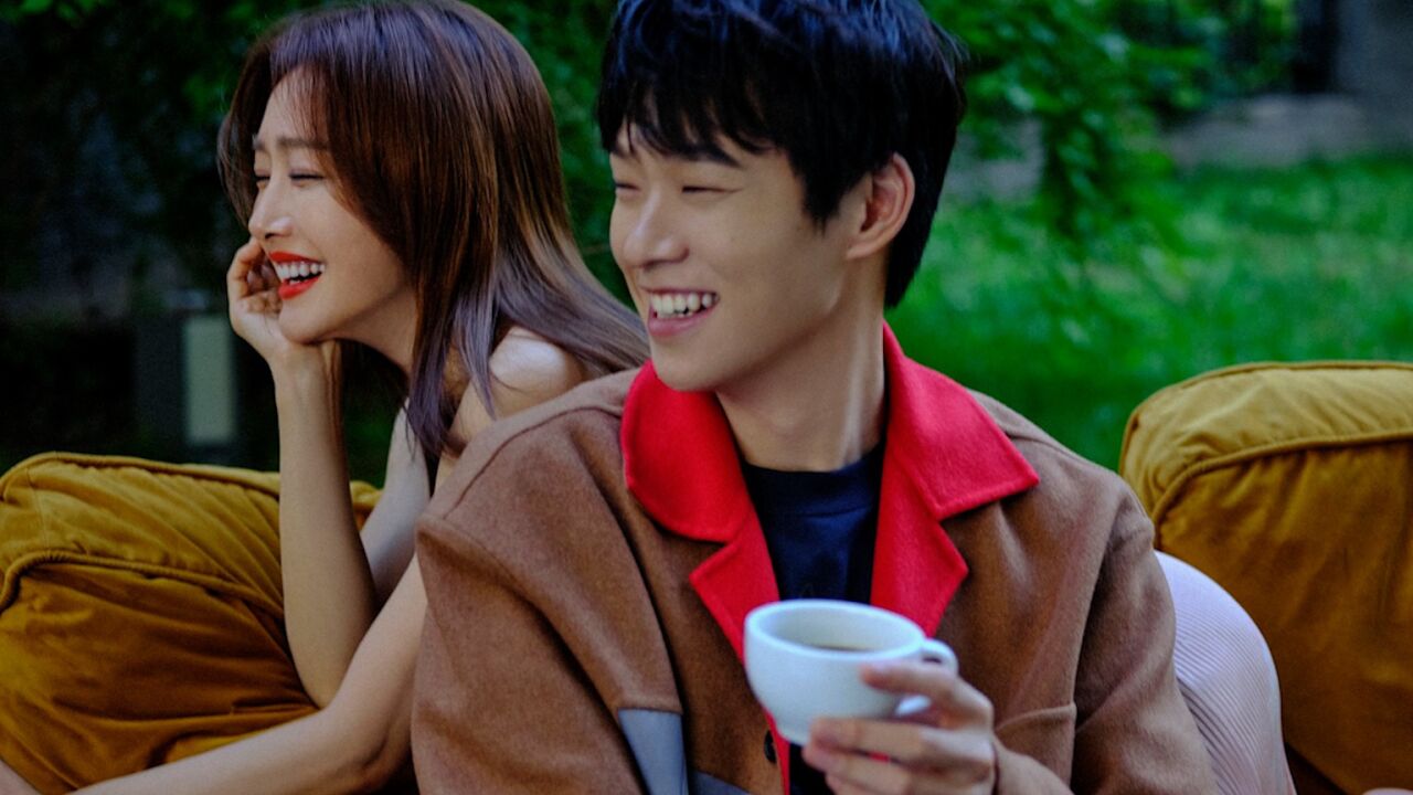 秦岚魏大勋再次同游海南 两人全黑装扮疑似情侣装