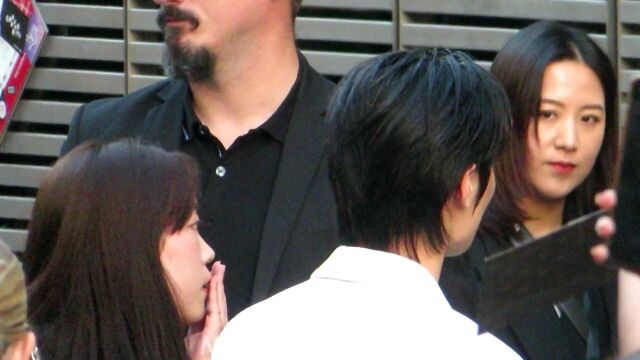 230930 I.N Jeongin waves at Alexander McQueen show,