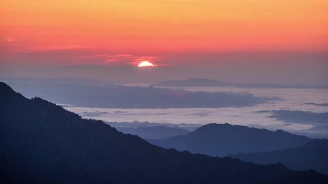 春游江西山之篇章井冈山,井冈山不仅是一片红色热土,春天来井冈山,赏杜鹃,观云海竹林,品美食.....