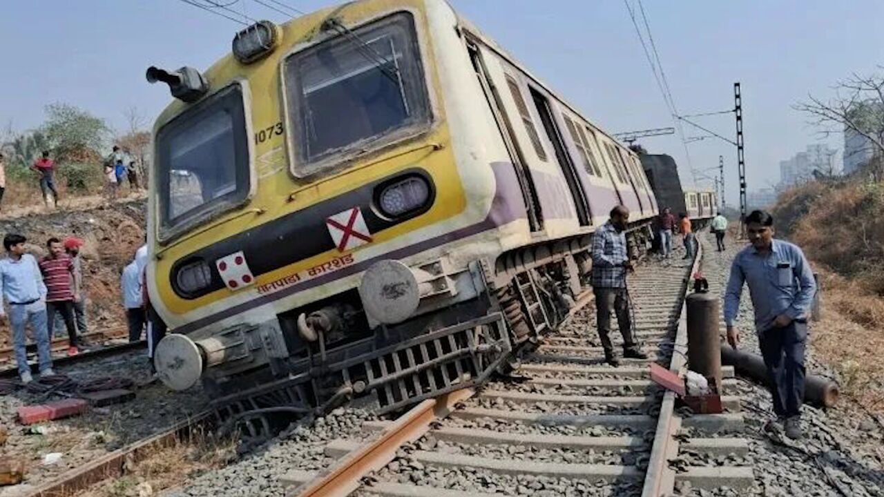 印度突发!孟买一火车三节车厢脱轨 救援车辆也已赴现场