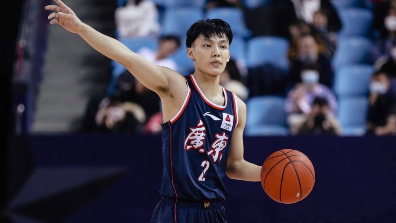 徐杰21 9中锋控卫自由切换:演绎经典小打大 内线之中怒抢进攻板