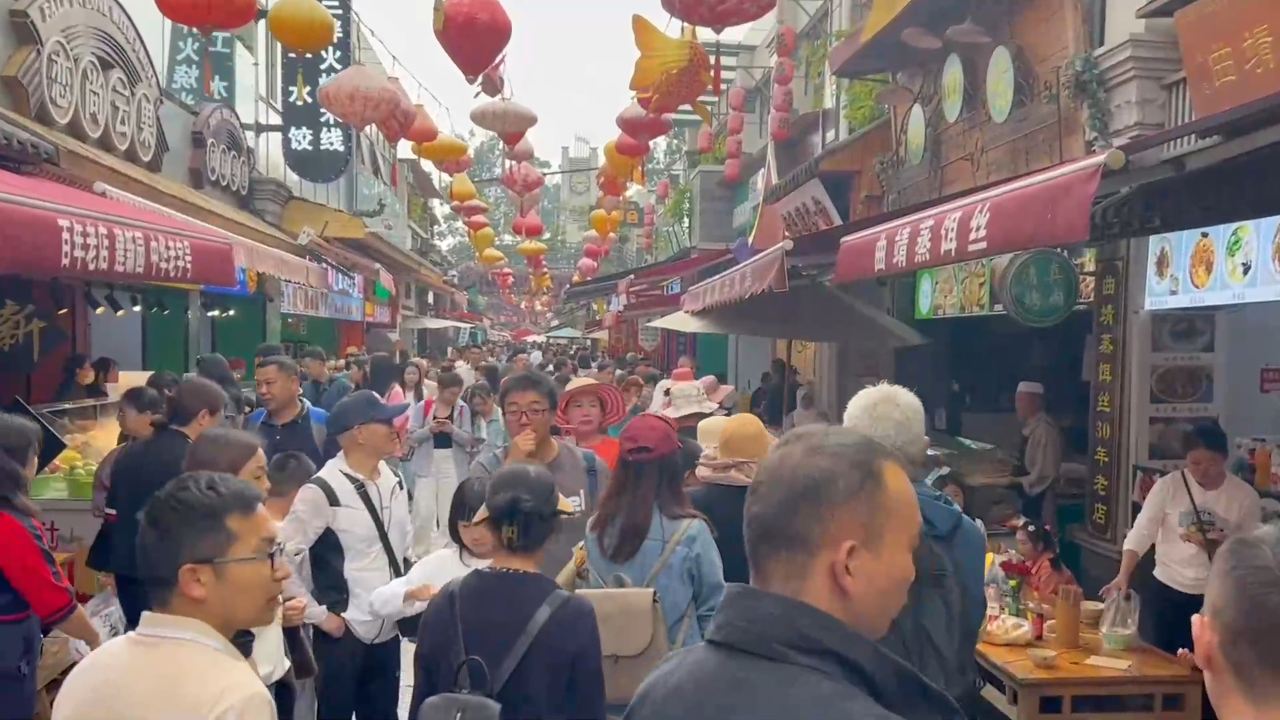 昆明:茶马花街人潮涌动