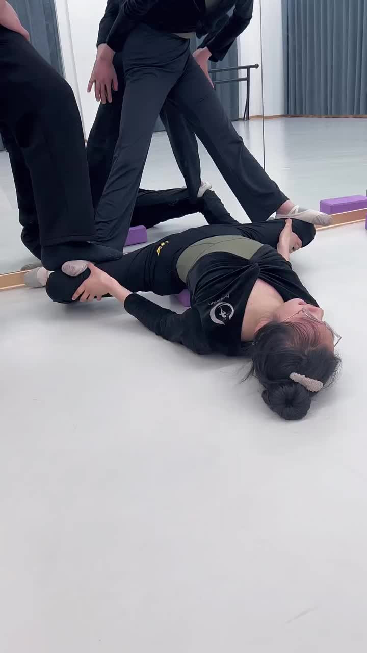 是练习软度过程中必不可少的环节 #舞蹈生的日常练功 #舞蹈基本功训练