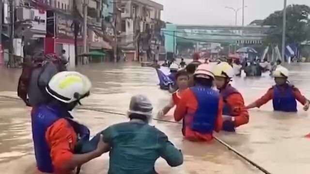 严峻!缅甸勃固强降雨引发洪水,街道汪洋一片