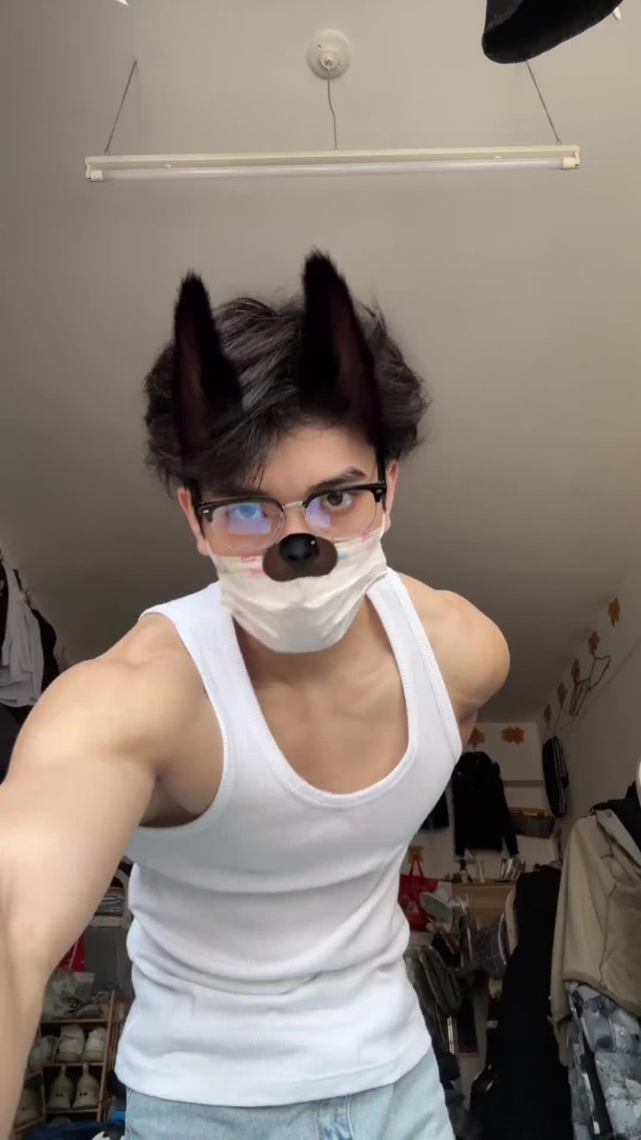 猛男比心#ssss#宽肩窄腰 #体育生 #185大帅哥 #双开门身材