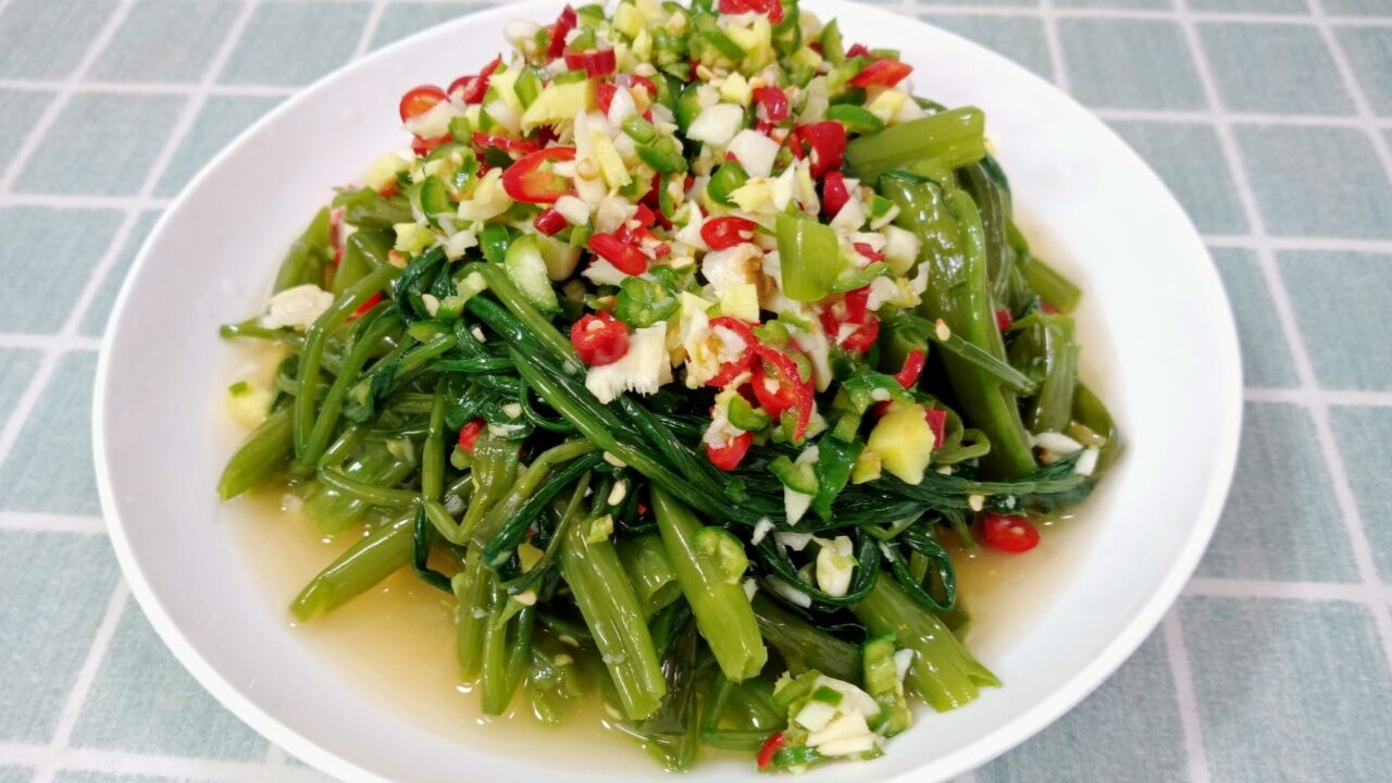 酸盐水拌空心菜很多人都没有吃过,麻辣过瘾,酸爽开胃又好吃