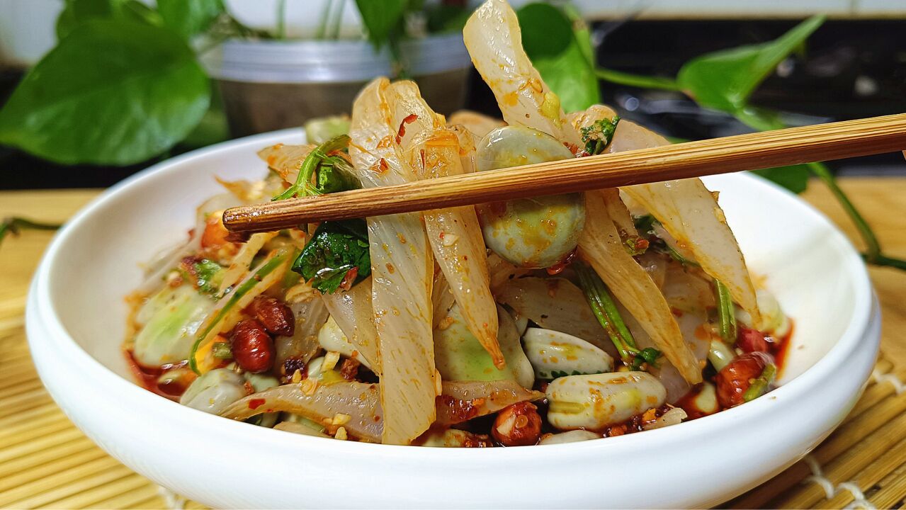 四川牛皮菜经典吃法,配上胡豆,简单一拌,比吃肉还香