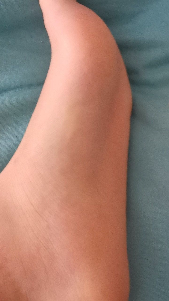 挠脚心光脚男孩_腾讯视频