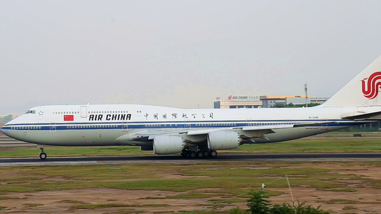 实拍大型波音747宽体飞机起飞过程,腾空瞬间看着相当吃力