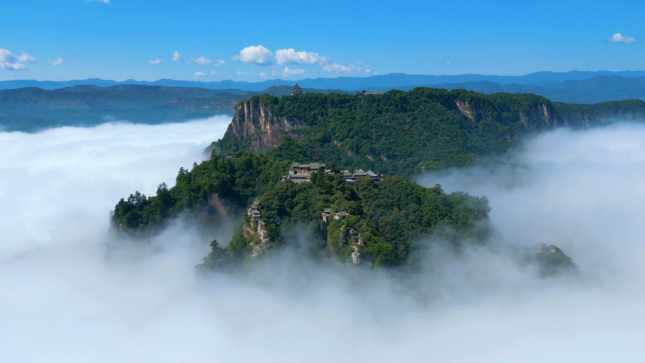 云雾藏山海图片