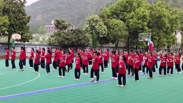 官山镇九年制学校让校园成为学生舞台