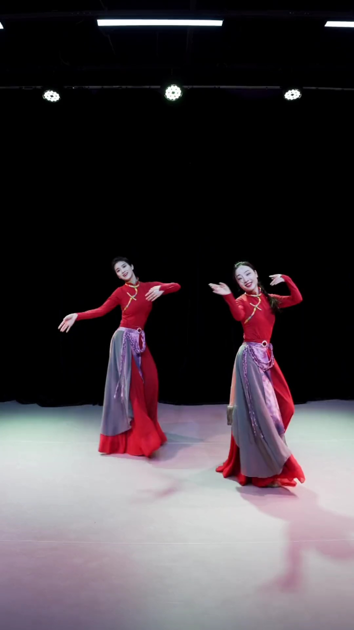 浪拉山情舞蹈#藏族舞蹈 两小只小红又来啦