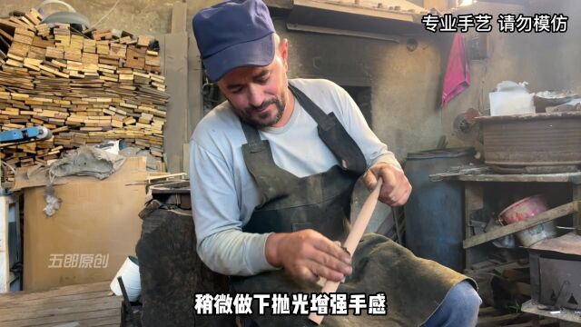 铁匠用扳手和黄铜做材料,锻造一把小巧霸气的手斧,媲美黄金质感