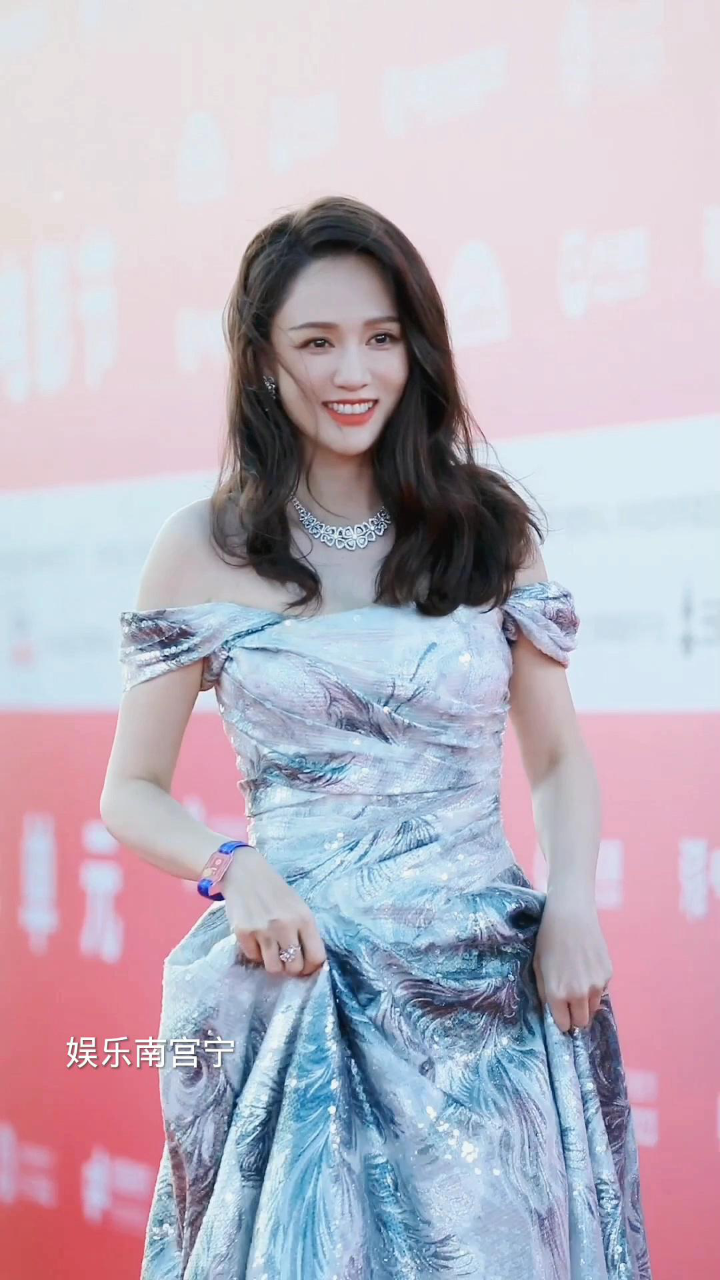 陈乔恩一袭水墨长裙惊艳红毯,不愧是女神,状态不错