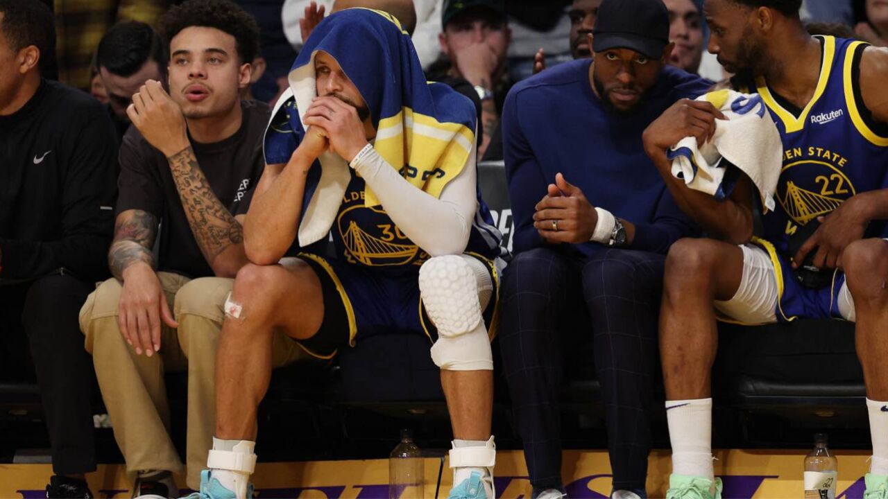 勇士出局后!库里沮丧一幕出炉:抱头无奈眼神落寞 35岁独木难支