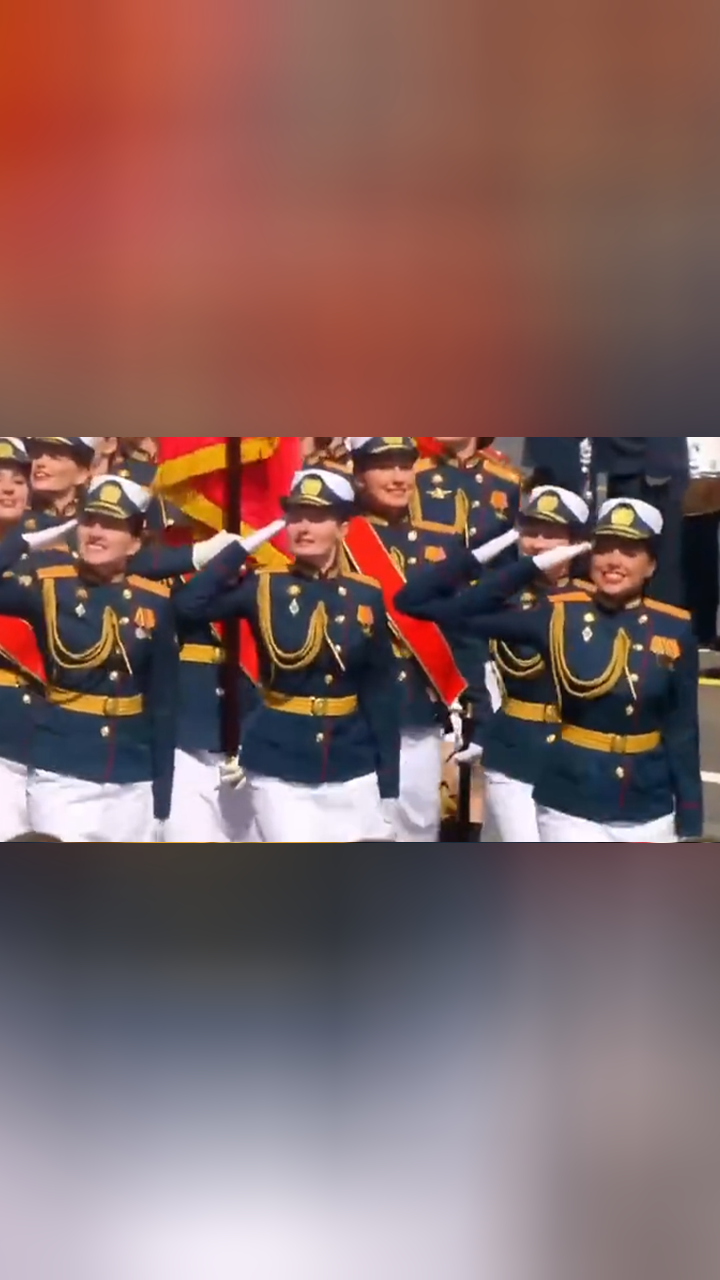 俄卫国战争胜利78周年阅兵式,女兵方队在《喀秋莎》乐曲中接受检阅