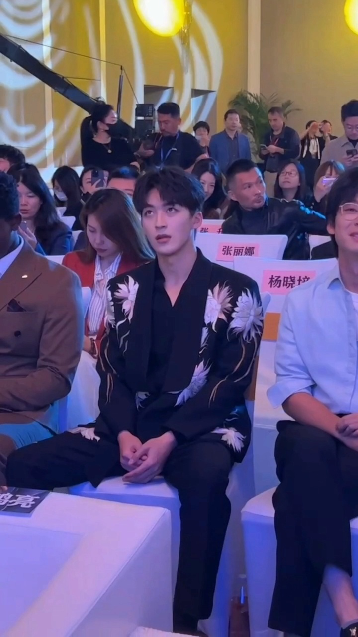 何洛洛好帅气 现场唱《好一朵美丽的茉莉花》