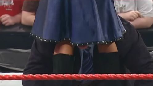 川普与老麦约战WWE，老麦竟然躲在女人裙下