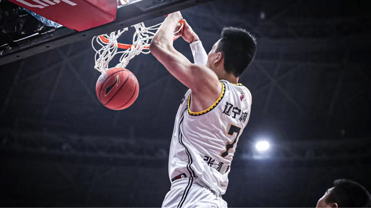 一个隔人劈扣一个双手暴扣 张镇麟2记扣篮引爆全场