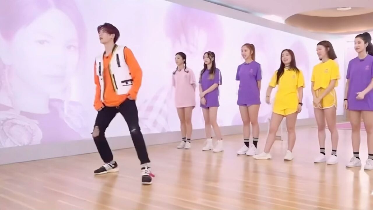 女团成员看王一博教跳舞,实在太享受了