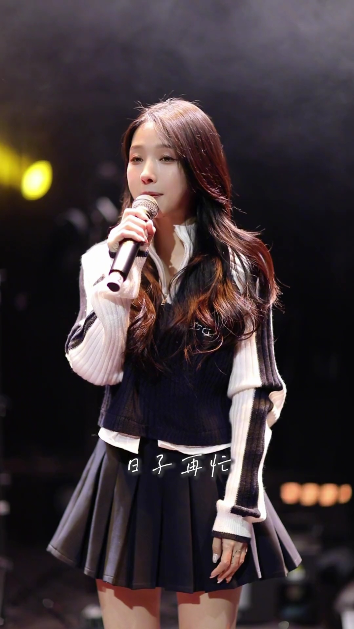 好奇怪 被辜负的人总在说抱歉#王小草#音乐现场#当爱在靠近#翻唱