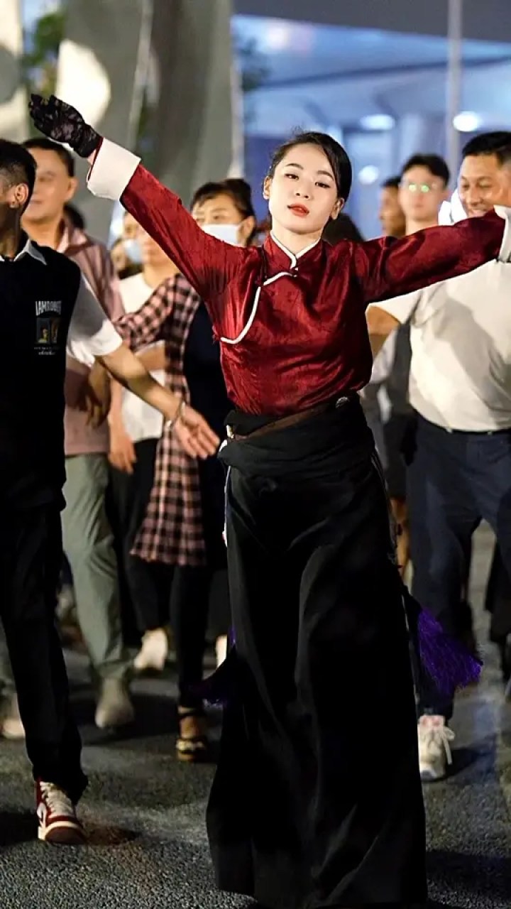 最美藏装 #藏族锅庄舞 #藏族姑娘 #摄影师云峰 #藏族舞蹈