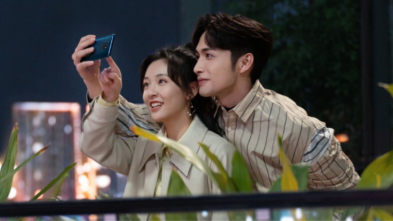 吴倩张彬彬亲密戏花絮曝光!在沙发上搂腰深吻,女方害羞到不停蹬脚