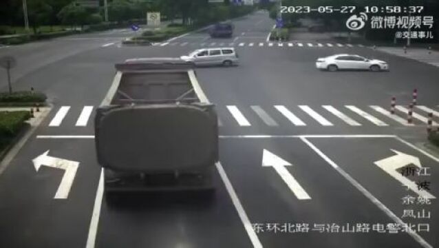 疯狂卡车连续闯灯,追击面包车,只因对方做了这件事?| 小视频