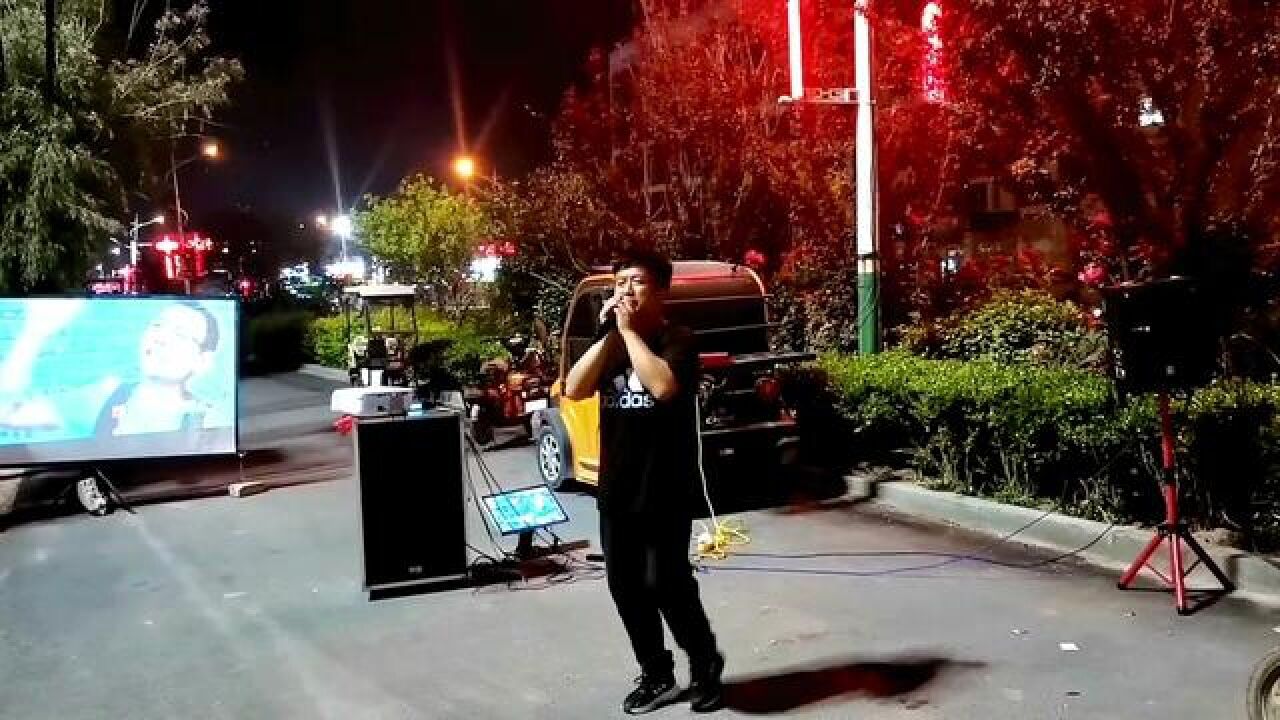 街头歌手一出口,便惊艳全场! #户外k歌 #户外唱歌 #街头卖唱