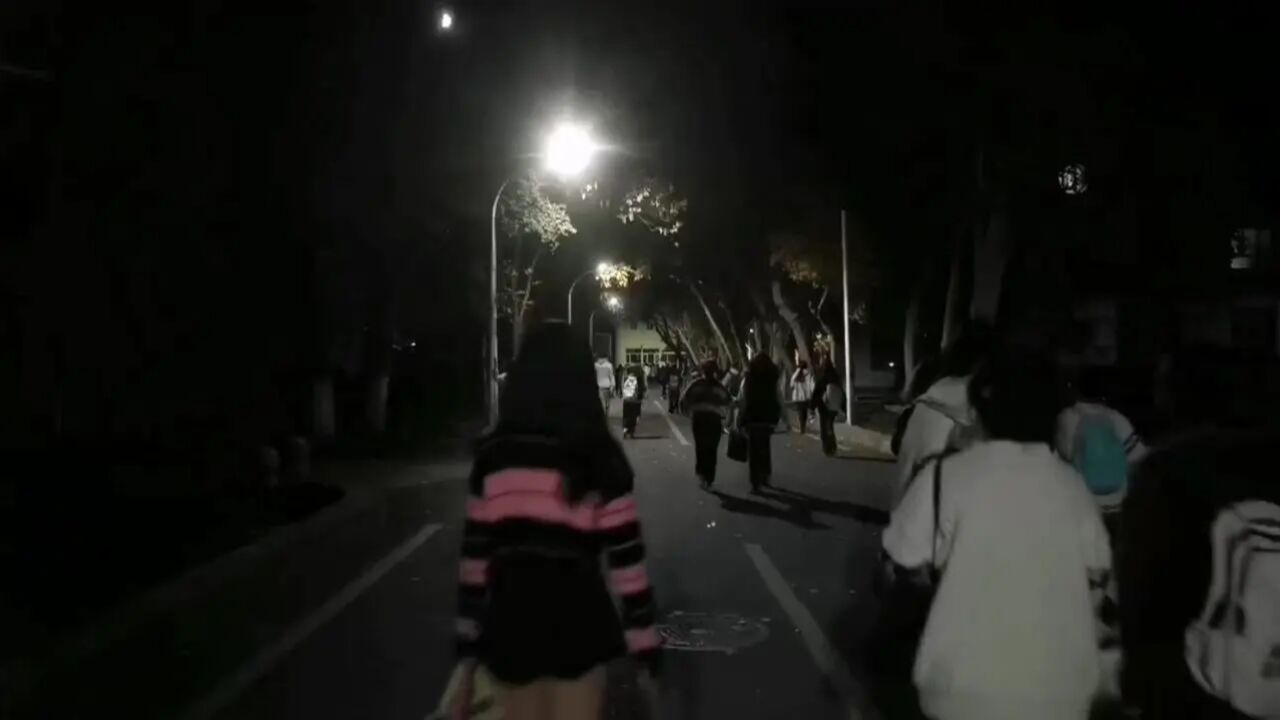 学子赴晚课_腾讯视频