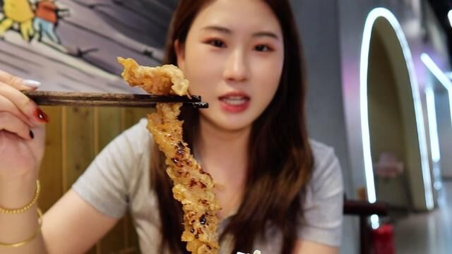 仪征的宝藏火锅店,在余味火锅~有比脸大的小酥肉,烤鸭涮火锅,香喷喷的肥肠炒饭,还有甜品自助#火锅 #同城美食 #仪征