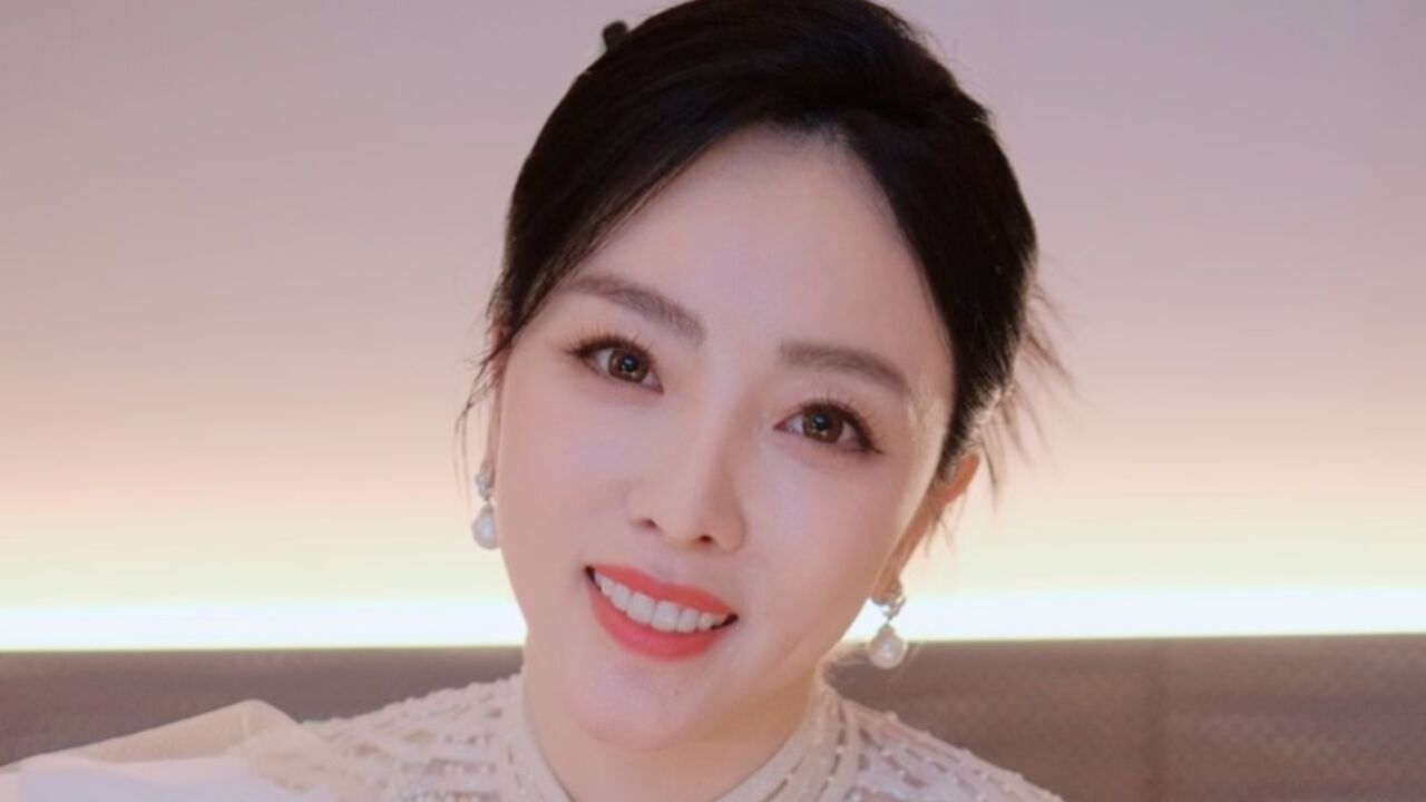 李思思离开央视后转战时尚圈,elle盛典碾压同行,开口就是国泰民安