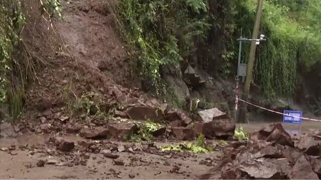 南方多地遭遇大范围较强降水ⷮŠ重庆云阳,强降雨致山体危岩垮塌,附近村民紧急撤离