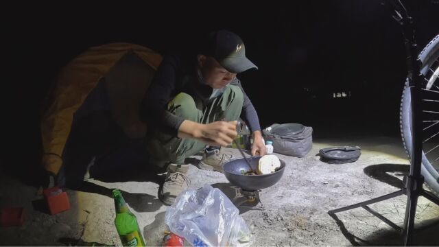 出发祁连山第一天,骑行50公里怕下雨,露营大通县郊外桥底做饭