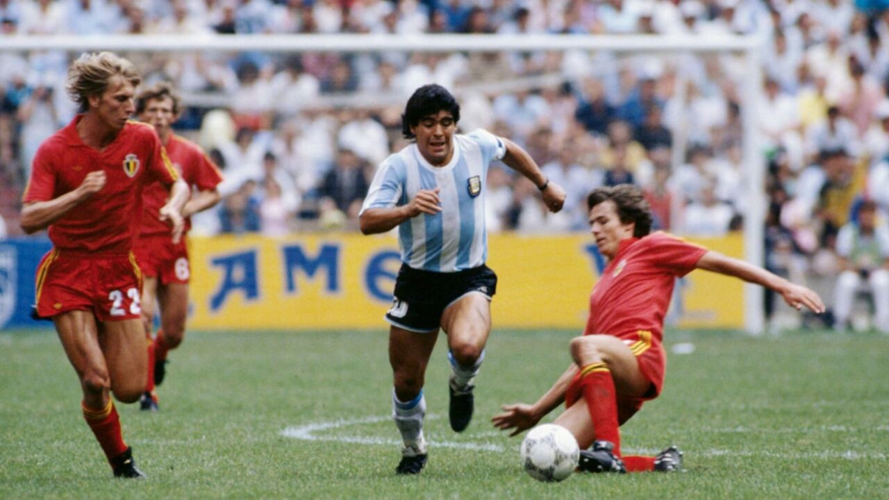 足球教学丨马拉多纳脚踝摆动过人技巧