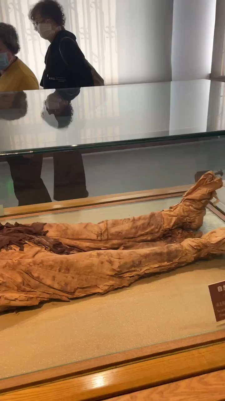 打开头像看现场直播 新疆出土时的木乃伊 身体长年不会腐烂