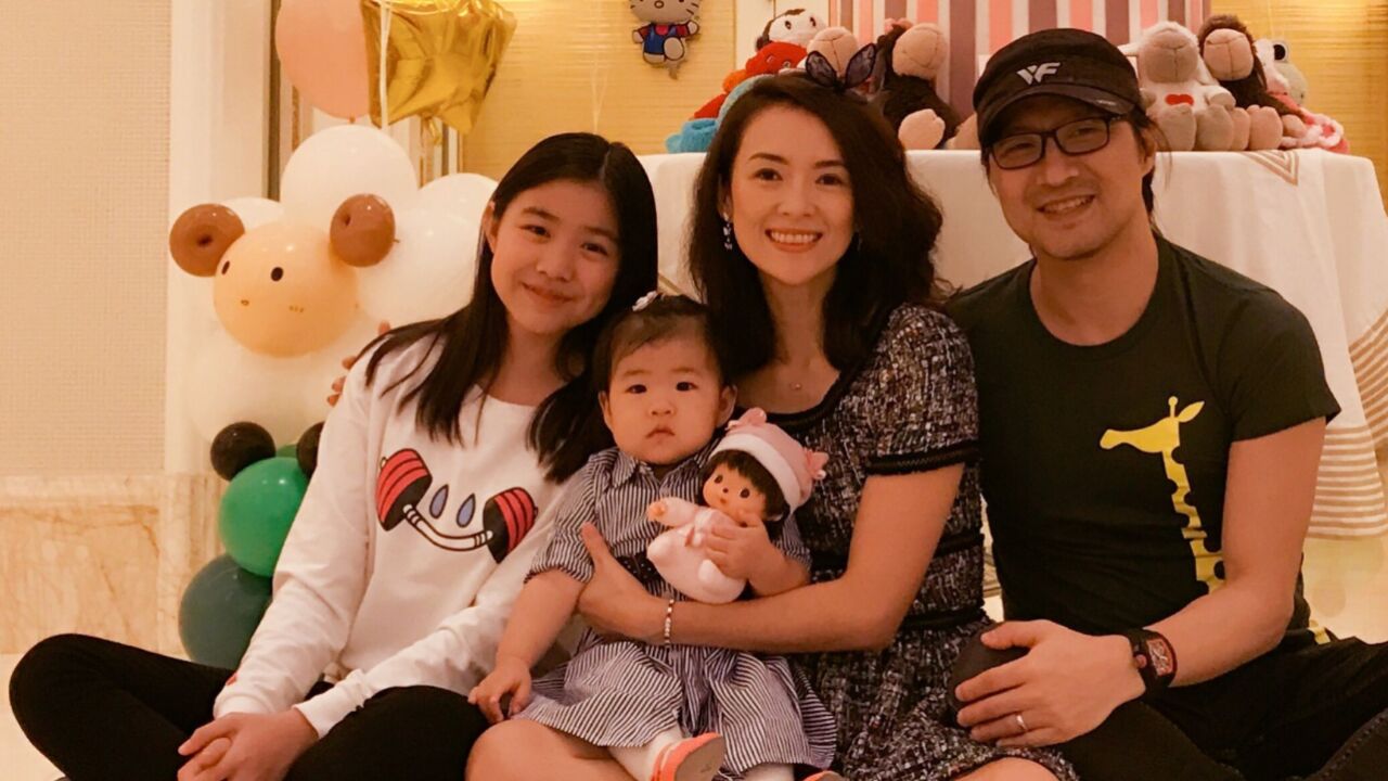 章子怡带女儿喝下午茶,7岁醒醒颜值高,身高瞩目像个小巨人