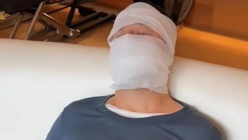 杨坤遭观众围追殴打?本人缠绷带幽默回应,图片被扒出是8年前的