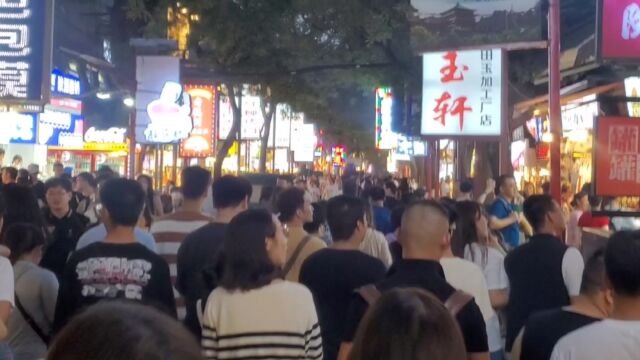 夏日热闹的西安回民街,夜里十一点人还是这么多!