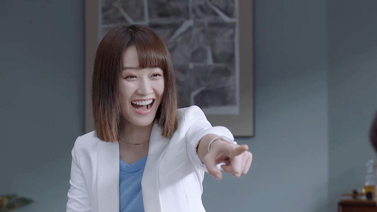 《精英律师》第20集 罗槟送了戴曦一个娃娃 栗娜吃醋了