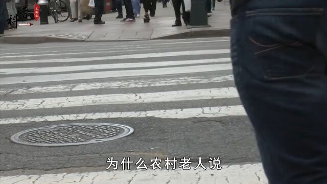 为什么农村老人说不能踩井盖?并不是迷信,乱踩后果很严重#科普#井盖#生活#知识分享 1