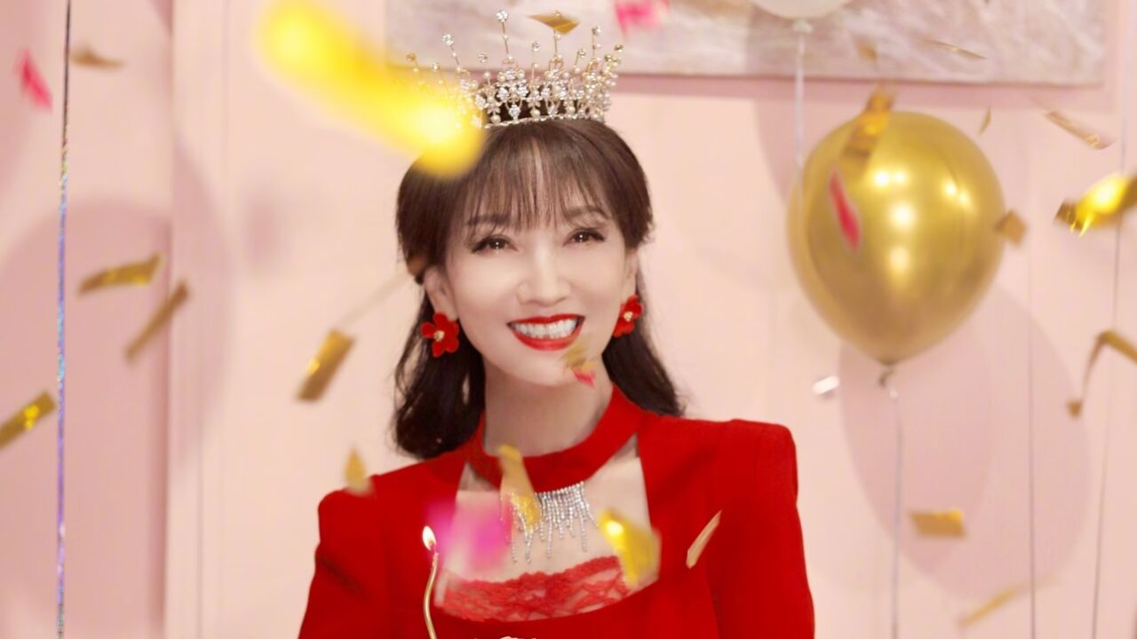 赵雅芝晒70岁庆生照,红色长裙优雅迷人,头戴皇冠彰显女王气场