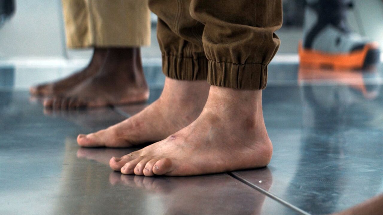 奇葩监狱,囚犯必须光脚,绝对不能穿鞋,狱警却穿厚底鞋!