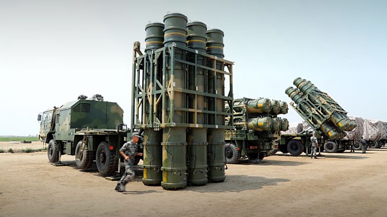 解放军防空旅开展实弹对抗演练,红旗-16地空导弹震撼出镜