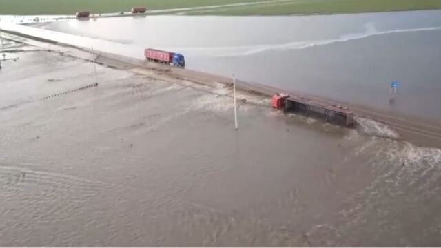 内蒙古锡林浩特降雨引洪水致车辆人员被困,消防紧急救援