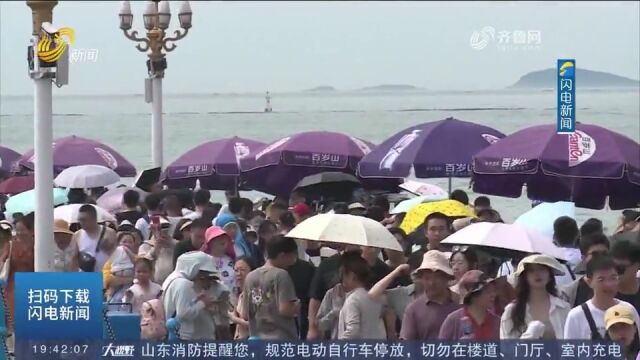 青岛旅游市场持续升温,景区景点迎客流高峰,游客感受海边浪漫